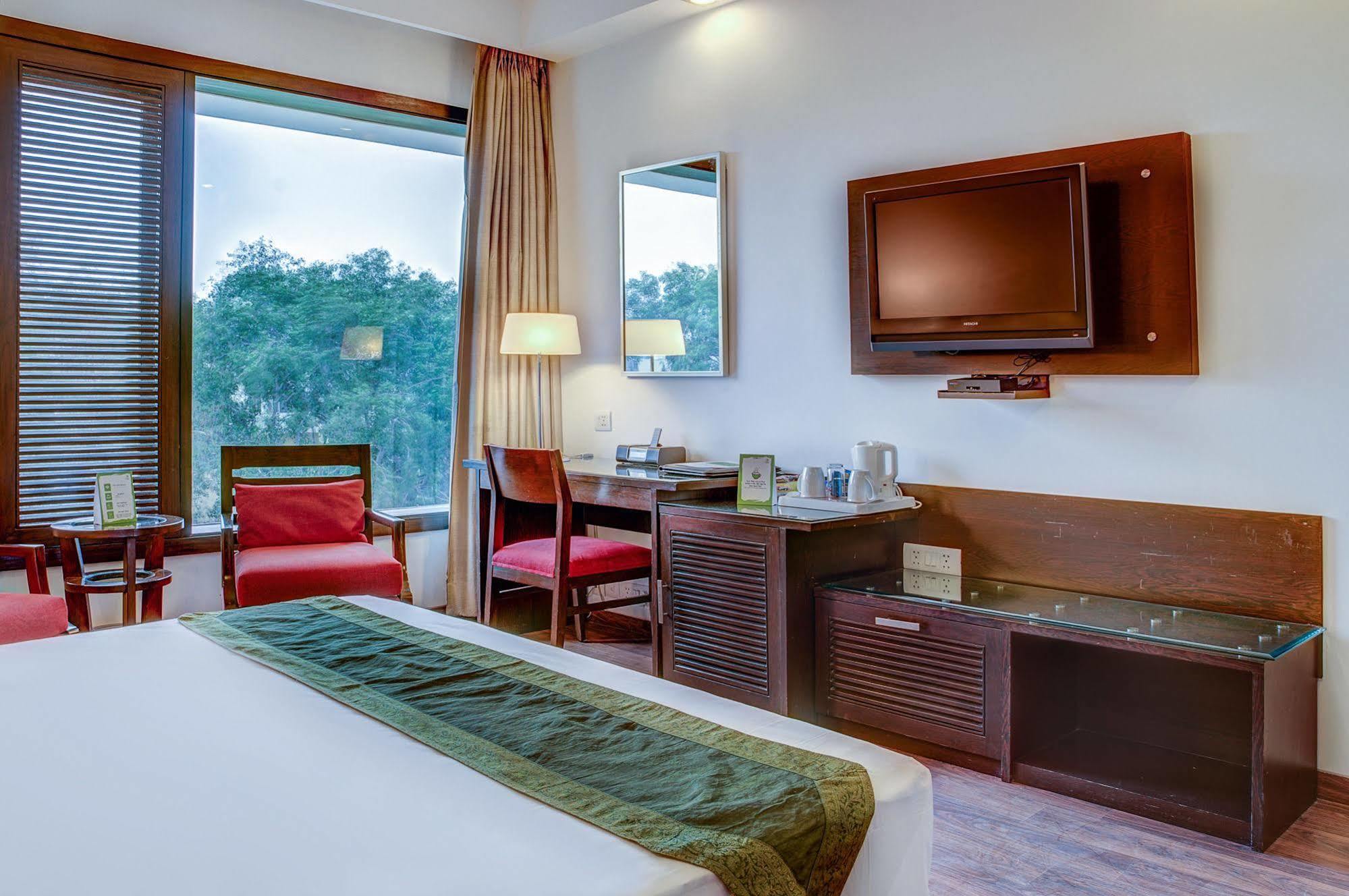 Amber Inn By Orion Hotels Нью-Дели Экстерьер фото